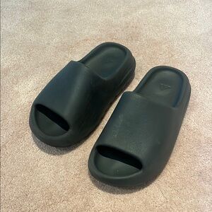 Yeezy Black Slippers Minimalist Comfort Slides